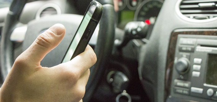 smartphone verkeer auto