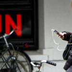 Definitief verbod op appen en bellen op de fiets; vanaf 1 juli 2019 van kracht
