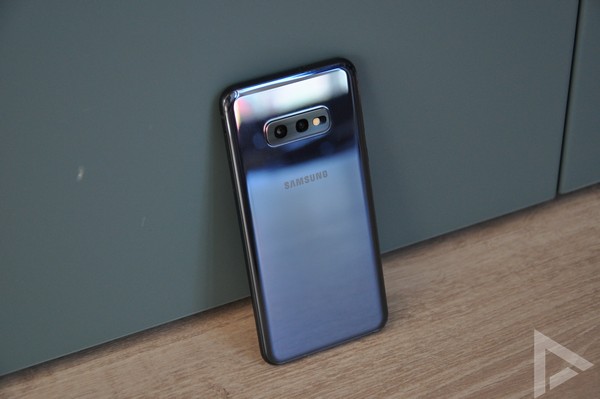 Samsung Galaxy S10e achterkant
