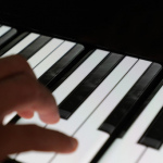 OnePlus Phone Piano neergezet: een piano van OnePlus-toestellen