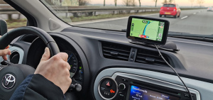 Smartphonegebruik tijdens het rijden zwaarder bestraft: boete flink duurder auto verkeer header