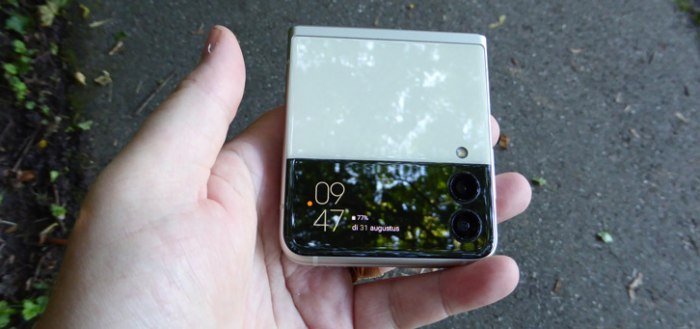 Samsung Galaxy Z Flip 3 in aanraking met zand in duurzaamheidstest