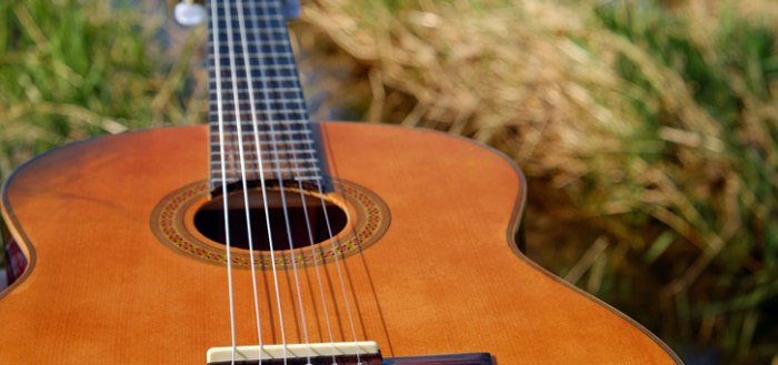 Google helpt je met het stemmen van je muziekinstrument, zoals je gitaar