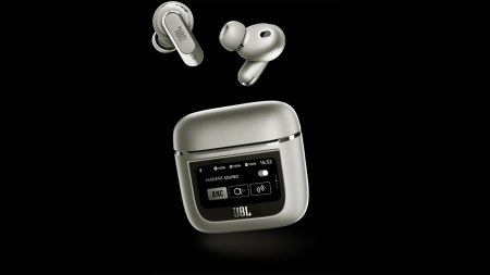 JBL presenteert nieuwe in-ear headset met smart oplaadcase en vernieuwde speakers