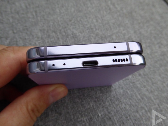 Samsung Galaxy Z Flip 4 USB