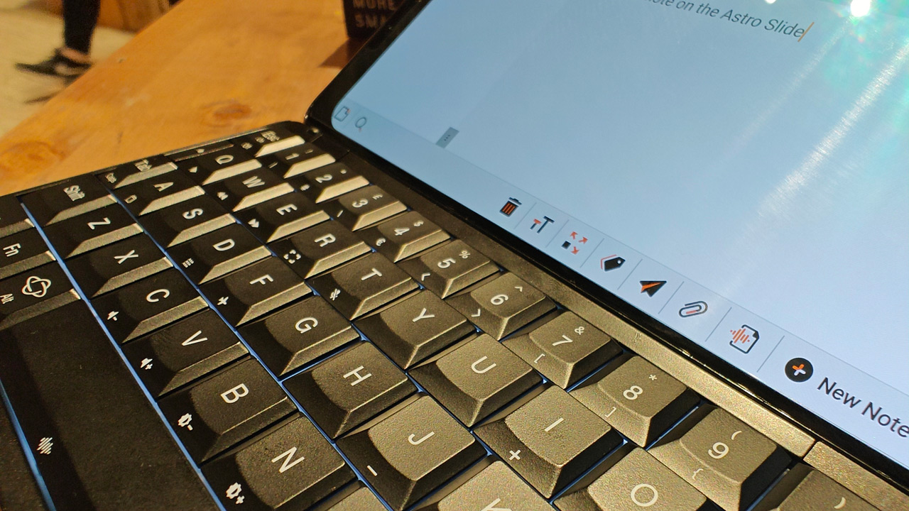 a smartphone with a real keyboard (first impression)