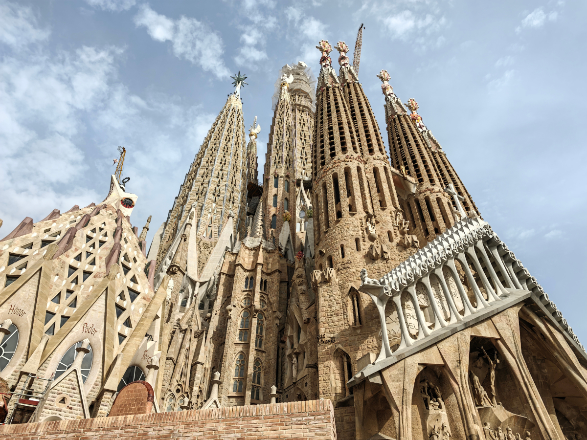 Barcelona Sagrada Familia Xiaomi 17 Ultra